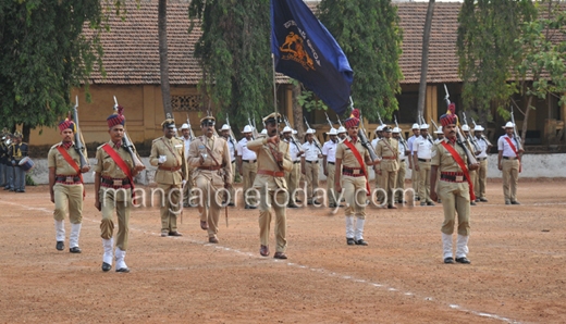 Police flage d...